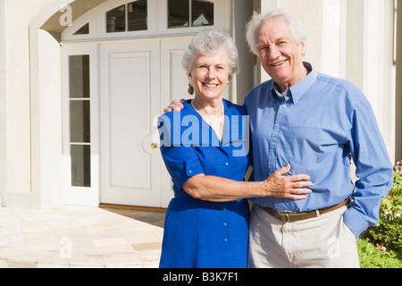 Älteres paar stehen außerhalb der eigenen Wohnung Stockfoto