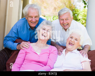 Zwei Frauen in Führungspositionen im Freien auf einem Stuhl sitzend Stockfoto