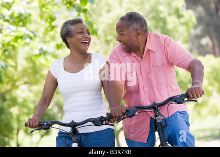Älteres Paar auf Fahrrädern Stockfoto