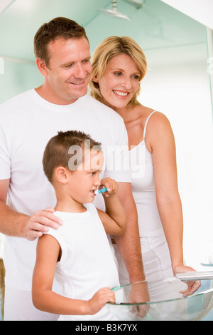 Paar im Badezimmer mit kleiner Junge Zähneputzen Stockfoto