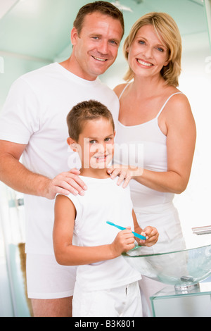 Paar im Badezimmer mit kleiner Junge Zähneputzen Stockfoto