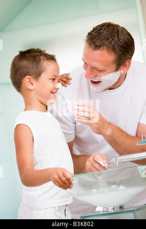 Mann im Bad setzen Rasierschaum auf kleiner Junge Nase Stockfoto