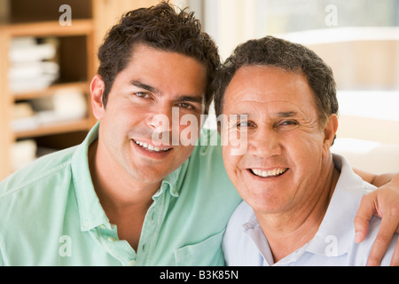Zwei Männer im Wohnzimmer lächelnd Stockfoto