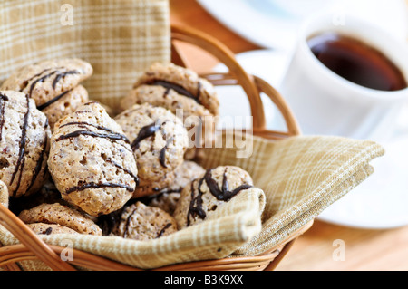 Frisches Sandwich Cookies in einem Korb und Espresso Kaffee Stockfoto