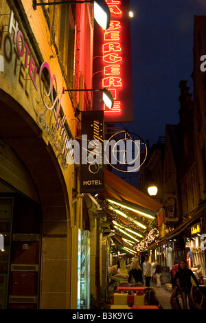 Neon beleuchtet Außenbereich des Restaurants entlang der Rue des Bouchers, Brüssel-Belgien Stockfoto