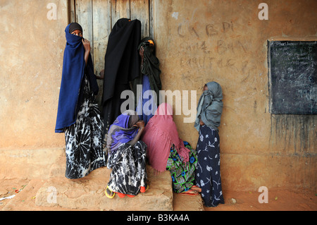 Frauen bei einer IDP Womens Zuflucht Siedlung in Belet Xaawo nahe der kenianischen Grenze zu Somalia 27 6 2008 Stockfoto