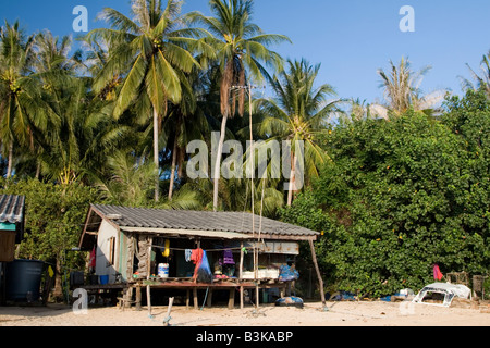 Ein Fischerhaus am Strand in Ko Lanta, Thailand. Stockfoto