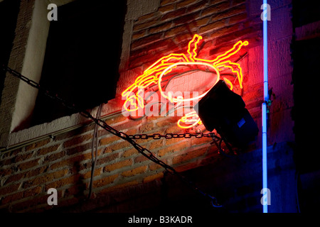 Neon beleuchtet Außenbereich des Restaurants entlang der Rue des Bouchers, Brüssel-Belgien Stockfoto