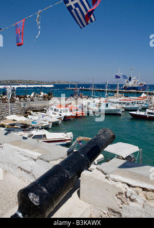 Kanone mit Blick auf Hafen, Spetses, Griechenland Stockfoto