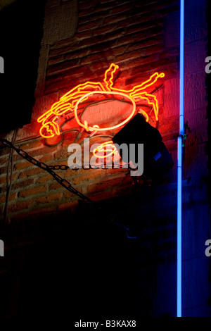 Neon beleuchtet Außenbereich des Restaurants entlang der Rue des Bouchers, Brüssel-Belgien Stockfoto