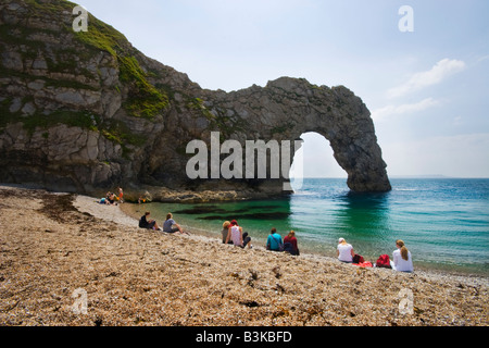 Urlauber genießen die Sommersonne bei Durdle Door an der Küste von Dorset Stockfoto