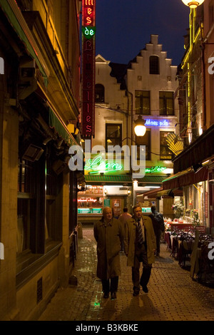 Neon beleuchtet Außenbereich des Restaurants entlang der Rue des Bouchers, Brüssel-Belgien Stockfoto