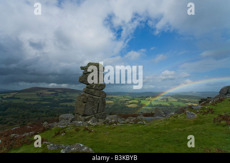 Bowermans Nase mit Regenbogen an einem stürmischen Sommertag Dartmoor Devon England Großbritannien GB Großbritannien britischen Inseln Europas Stockfoto