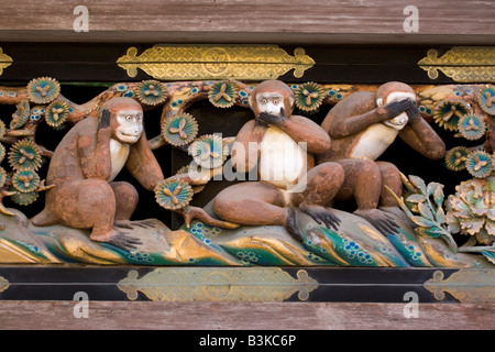 Ein Fries an der Tokugawa Ieyasu-Schrein, zeigt einerseits die Wise Monkeys in Nikko, Japan. Stockfoto