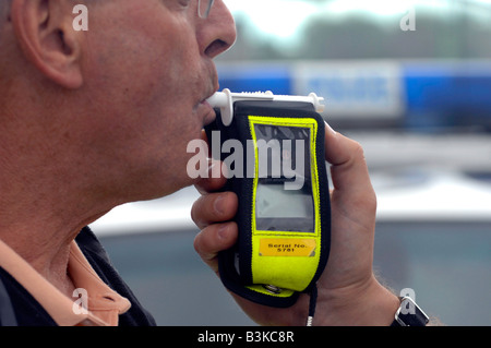 Nahaufnahme von einem Polizei-Alkoholtester auf einen Mann (gestellt durch ein Modell) verwendet wird Stockfoto