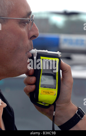 Nahaufnahme von einem Polizei-Alkoholtester auf einen Mann (gestellt durch ein Modell) verwendet wird Stockfoto