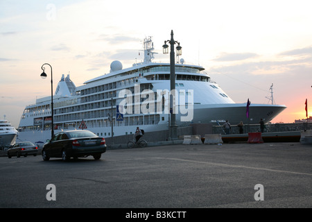 Riesige Kreuzfahrtschiff am Ufer des Flusses Newa in Sankt Petersburg, Russland Stockfoto