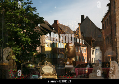 Antike Schaufenster mit Reflexion der mittelalterlichen Häuser in Nürnberg, Deutschland Stockfoto