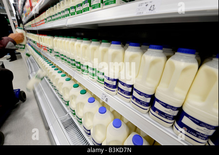 Eine gepackte Kühler Kabinett von Milch in Somerfield Supermarkt verkauft. Bild von Jim Holden. Stockfoto