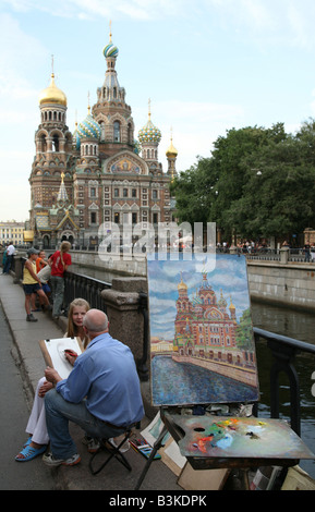 Streetart-Künstler zeichnet das Porträt vor der Kirche des Erlösers auf die Auferstehungskirche in St. Petersburg, Russland Stockfoto