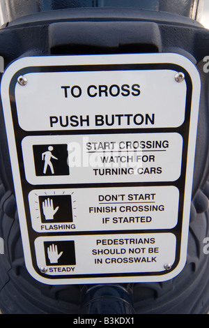 Verkehrszeichen auf einer Metallstange lesen CROSS PUSH BUTTON Stockfoto