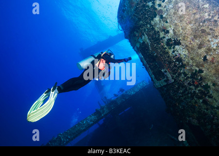 Eine Taucher erstrahlt ihre Fackel in den Buchstaben D auf der MV Giannis D Shpwreck Trichter am Sha'ab Abu Nuhas in der Straße von Gubal. Stockfoto