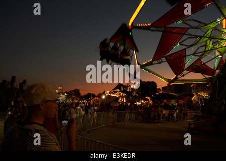 Mann immer video Karneval fahren Spinnen durch die Luft. Stockfoto