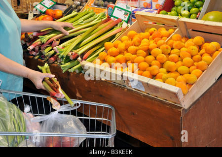 Im Inneren des Einzelhandels von Calcott Hall werden Produkte ausgestellt, die sich als Shopper und Trolley-Self-Service-Auswahl von Rhabarber Brentwood Essex England UK präsentieren Stockfoto