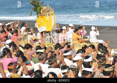 Zeremonie am Strand von Kusamba, Teil der Feuerbestattung Ritual, Bali, Indonesien Stockfoto