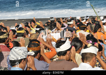 Zeremonie am Strand von Kusamba, Teil der Feuerbestattung Ritual, Bali, Indonesien Stockfoto