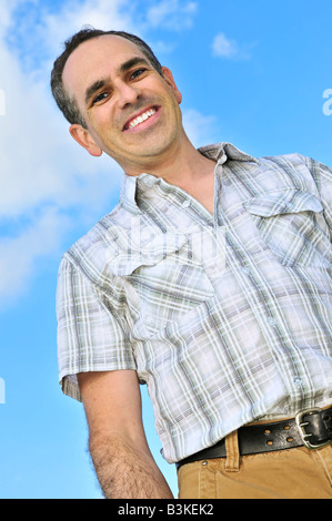 Porträt von einem glücklich lächelnden Mann mittleren Alters Stockfoto
