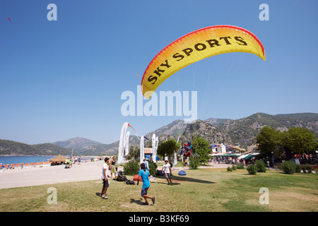 Tandem Gleitschirm landen in Oludeniz Dorf. Provinz Mugla, Türkei. Stockfoto