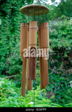 BambusWindspiel hängen vom Dach im Garten Stockfotografie Alamy