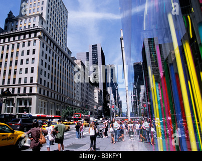 New York City Corner der Fifth Avenue und 57th Street an einem geschäftigen Tag mit Massen von Touristen und Einkäufern. Stockfoto