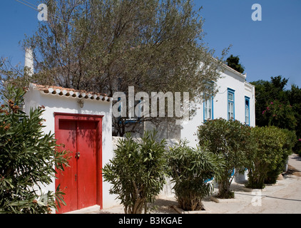 Traditionelle Straße mit weiß getünchten Häusern, Spetses, Griechenland Stockfoto