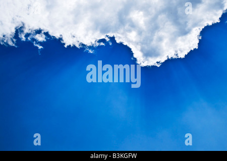 Blauer Himmel mit Sonnenstrahlen hinter den Wolken scheint Stockfoto