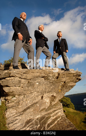 DREI MITGLIEDER DES CHORS FRONCYSYLLTE MÄNNERSTIMME BLICK ÜBER DAS TAL VON LLANGOLLEN IN DER NÄHE VON WREXHAM NORDWALES UK SEP 2007 Stockfoto