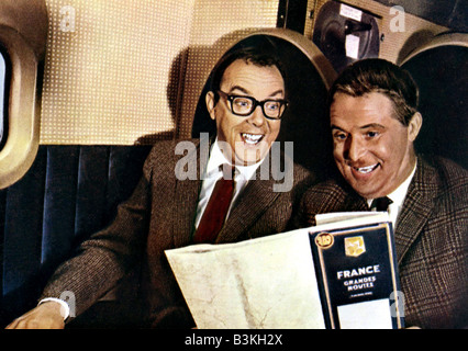 Das RIVIERA TOUCH 1966 Rank Film Wirth Eric Morevcambe auf der linken Seite und Ernie Wise Stockfoto
