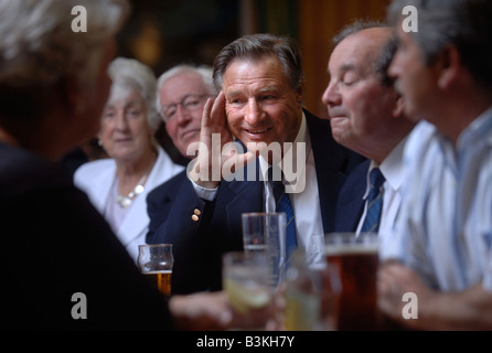 MITGLIEDER DES CHORS FRONCYSYLLTE MÄNNLICHE STIMME ZUHÖREN, UM IHRE ZWEITE ALBUM STIMMEN DER ZUGABE TAL IN DER NÄHE VON WREXHAM NORDEN WALE Stockfoto