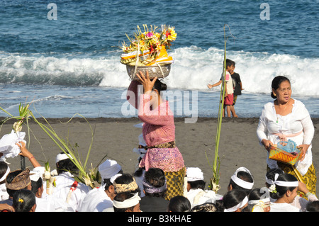 Zeremonie am Strand von Kusamba, Teil der Feuerbestattung Ritual, Bali, Indonesien Stockfoto