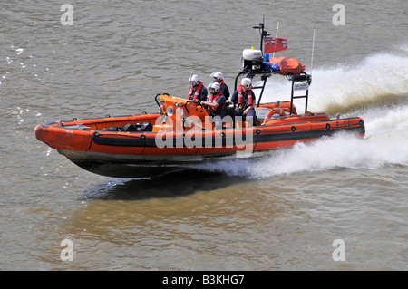 Themse high speed Royal National Lifeboat küstennahe Rettungsfahrzeug an Geschwindigkeit auf Emergency Response London England Großbritannien Stockfoto