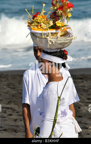 Zeremonie am Strand von Kusamba, Teil der Feuerbestattung Ritual, Bali, Indonesien Stockfoto