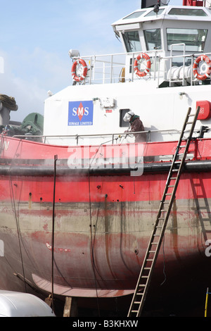 Eine Fischerei Trawler derzeit Wartungsarbeiten an Grimsby Docks, Grimsby, England, U.K Stockfoto