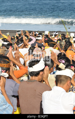 Zeremonie am Strand von Kusamba, Teil der Feuerbestattung Ritual, Bali, Indonesien Stockfoto