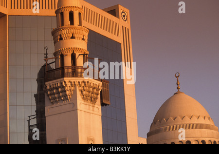 Naher Osten, das Königreich Bahrain (Arabisch: Mamlakat al-Baḥrayn), Blick auf den Sonnenuntergang der Yateem Moschee in Manama. Stockfoto