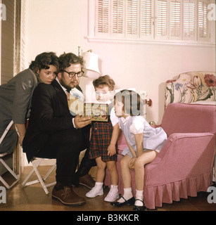 PETER USTINOV mit seiner zweiten Frau Schauspielerin Suzanne Cloutier und ihre Kinder Stockfoto