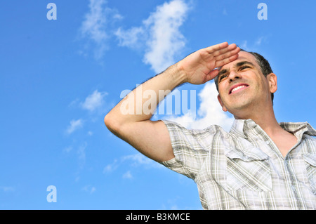 Porträt von einem glücklichen Mann mittleren Alters Blick in die Ferne Stockfoto