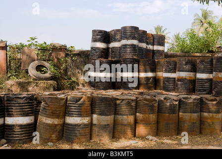 Öl-Trommeln am Straßenrand, Kerala, Indien Stockfoto