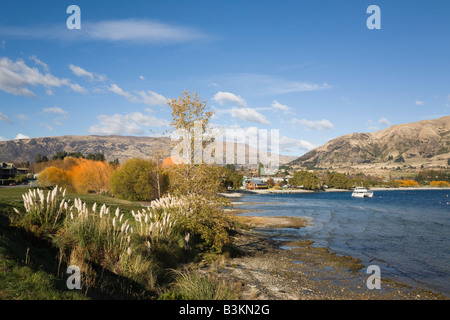 Südlichen Ende des Lake Wanaka Blick in die Stadt vom See Fuß im Herbst. Wanaka, Otago, Südinsel, Neuseeland Stockfoto