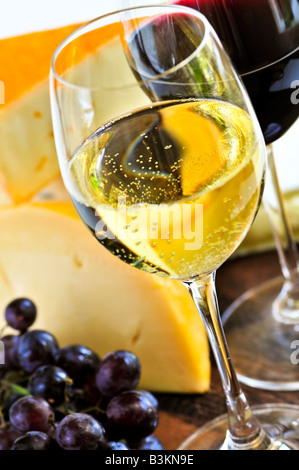 Weingläser mit roten und weißen Wein und verschiedene Käsesorten Stockfoto
